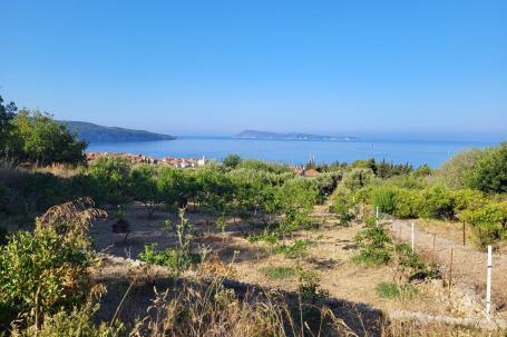 Vis, Komiža, atraktivno građevinsko zemljište s pogledom, 500 m2