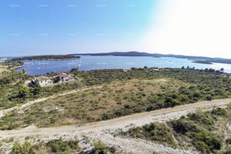 Istra, Medulin, atraktivno građevinsko zemljište 500 m2 u blizini plaža za prizemlje+ 2 kata