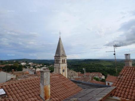 Stan Prodaje se prostrani 3-sobni stan  u centru Buja