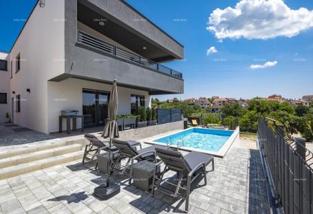 Villa Beautiful villa for sale, 300 m2, 150 m from the sea in Medulin.