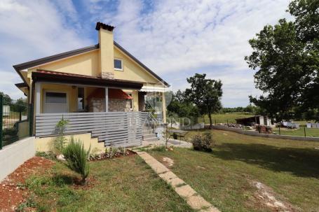 Poreč, Einfamilienhaus in ruhiger Lage nahe der Stadt!