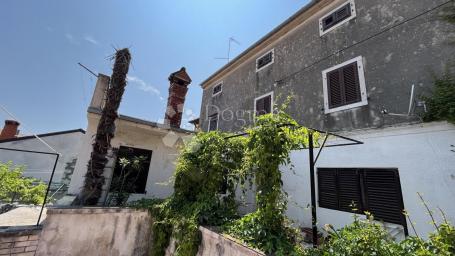 EXCELLENT HOUSE FOR RENOVATION IN THE CENTER OF VRSARA