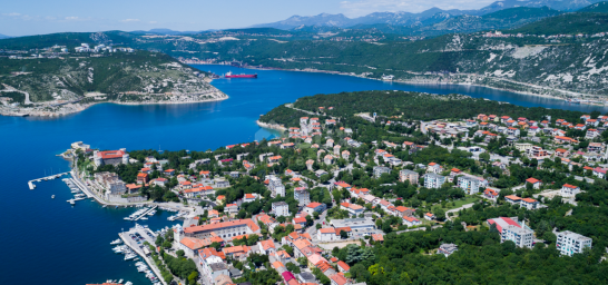 KRALJEVICA - Građevinski teren drugi red do mora 