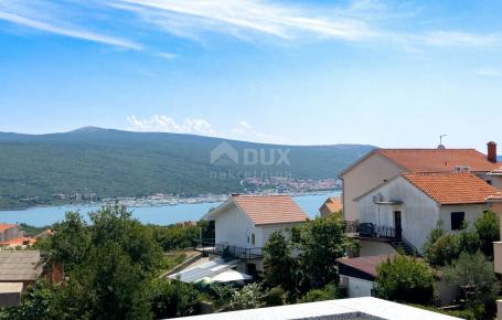 INSEL KRK, STADT KRK (Umgebung) - Wohnung mit schöner Aussicht, drei Terrassen, Parkplatz, in schöne