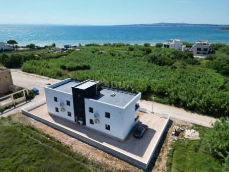 ZADAR, PRIVLAKA - Novogradnja! Vrhunski penthouse samo 140 metara od plaže s neodoljivim pogledom na