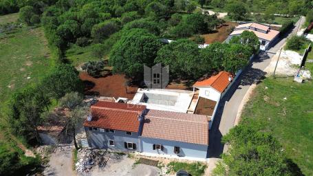 Barban, southern Istria, property with a house and 3 auxiliary buildings