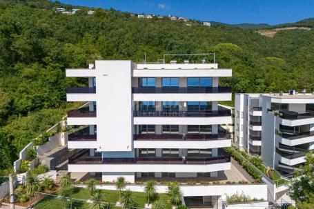 OPATIJA, CENTER - exclusive apartment in a new building with sea view, shared pool, garage