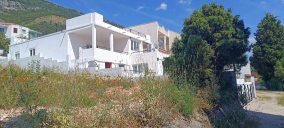 Spacious 4-Bedroom House with Rooftop Terrace in Sutomore