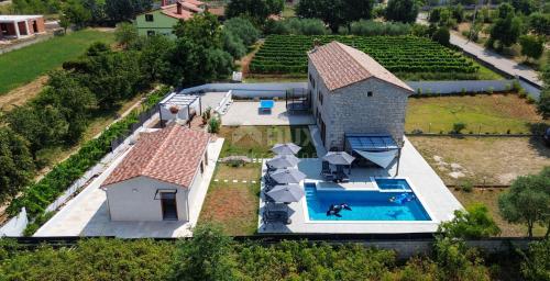 ISTRIA, SVETVINČENAT - Renovated autochthonous stone house with swimming pool