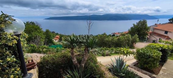 Rabac - kuća s više stambenih jedinica i panoramskim pogledom na more, 368 m2