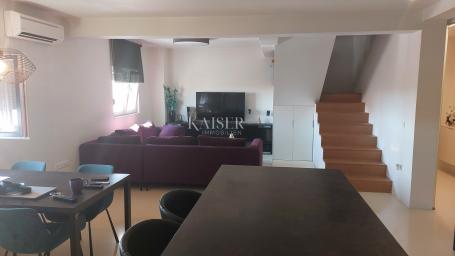 Zadar, penthouse sa krovnom terasom blizu centra