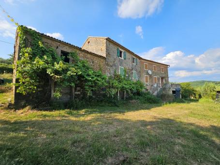 Stone houses in the surroundings of Grožnjan with a large plot of land and open view