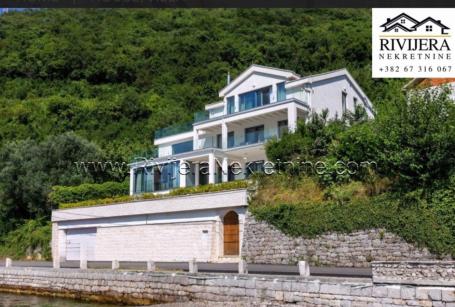 FAMILY VILLA ON THE FIRST LINE OF THE SEA IN THE BAY OF KOTOR