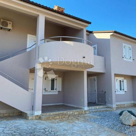 APARTMAN NA 1. KATU  SA BALKONOM KRAJ MORA