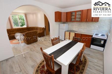 Three-bedroom apartment in a house in Herceg Novi Zelenika