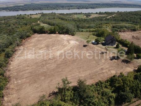 Plac kod vinarije Sapat sa pogledom na Dunav