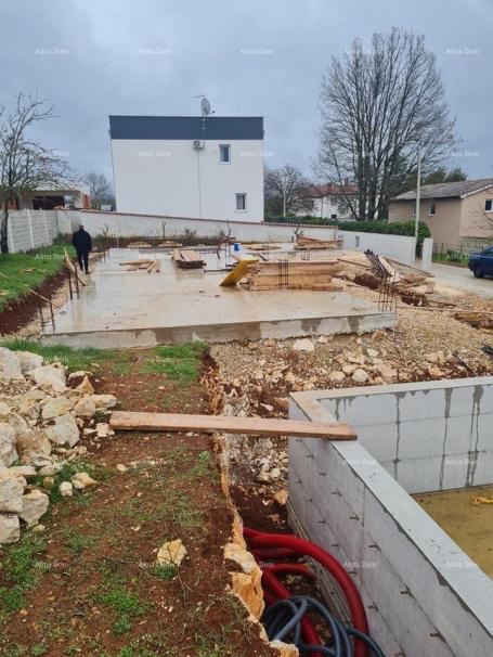 Haus Zum Verkauf steht ein im Bau befindliches einstöckiges Haus mit Swimmingpool