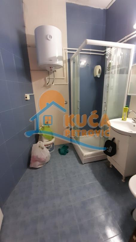 Garsonjera, apartman, 33 m2, treći sprat, lift, Gorča