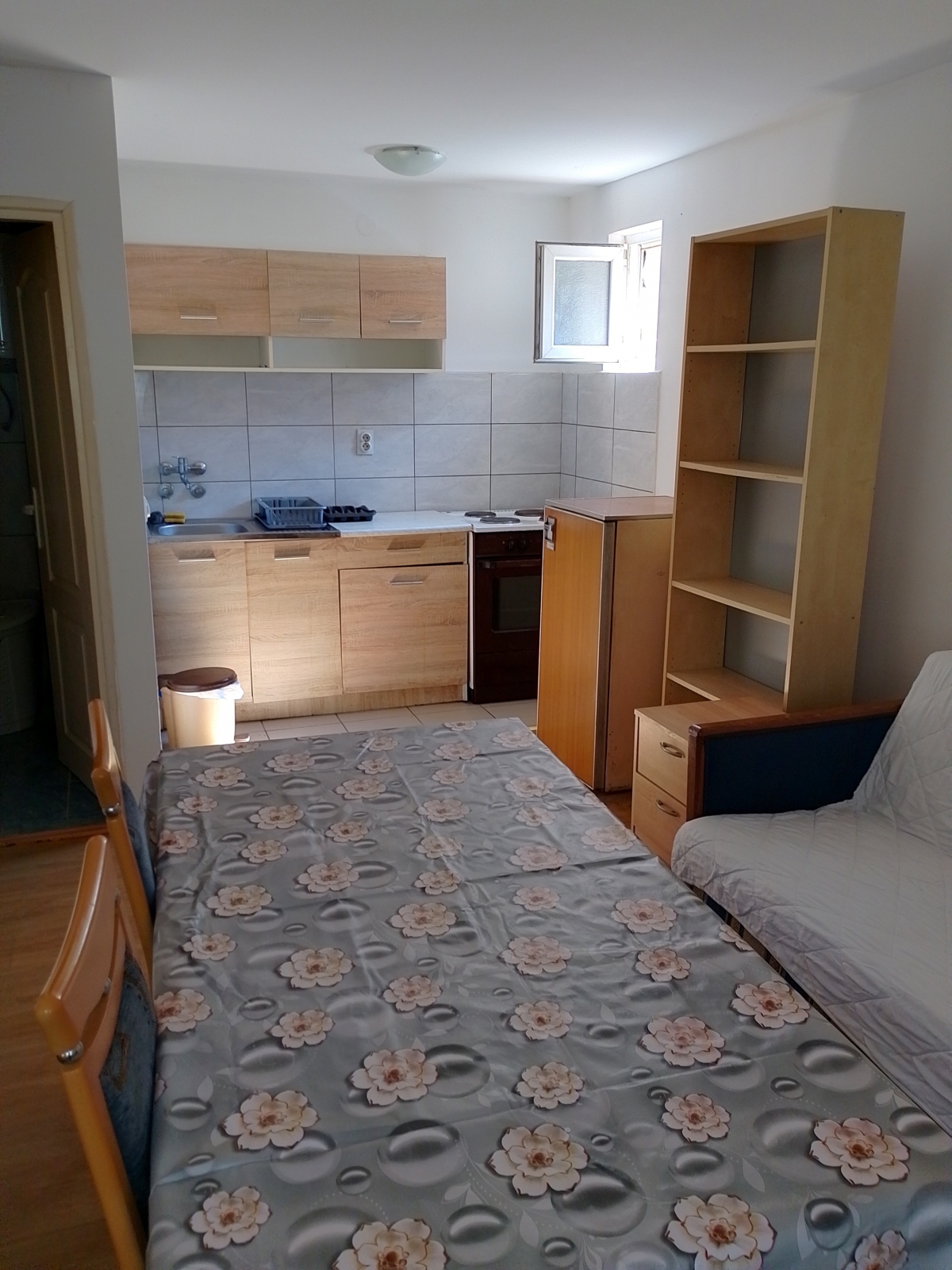 IZDAJEM APARTMAN