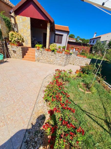 VELI LOŠINJ - apartment house with a nice garden