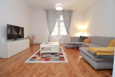 Pula, Center, spacious apartment with the view and the high ceilings