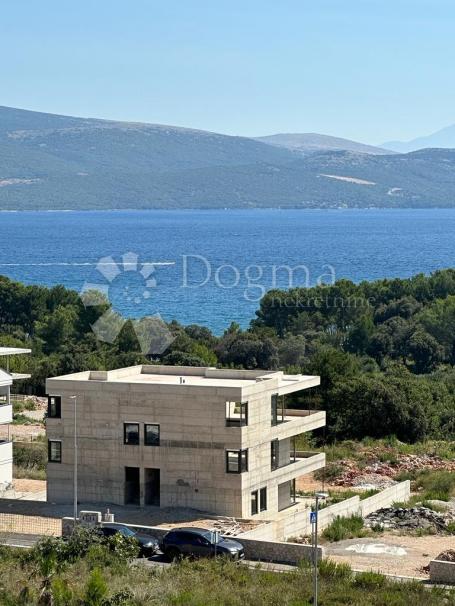 OTOK KRK, dvoetažan 5S+DB apartman sa panoramskim  pogledom na more. 