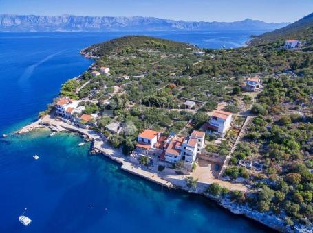 HVAR- građevinsko zemljište 1. red do mora, Uvala Pokrivenik, 850 m²