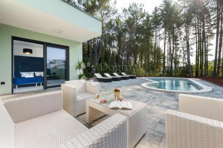 ROVINJ - MODERN FLOOR HOUSE WITH SWIMMING POOL, CLOSE TO THE SEA