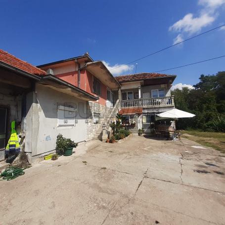 Odlična porodična kuća sa lokalom i pomoćnim objektom,  420 m2, 14 ari plac, Malča