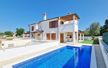 CHARMING NEW BUILDING WITH SWIMMING POOL, 3 BEDROOMS WITH BATHROOMS, HIGH QUALITY