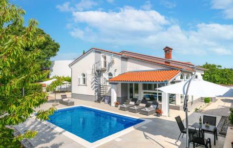 BEAUTIFUL HOUSE WITH POOL