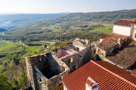 TRI KUĆE U STAROGRADSKOJ JEZGRI S POGLEDOM!