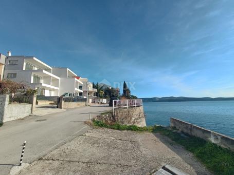 ŠIBENIK, BRODARICA - Apartment with a garden in a new building, first row to the sea