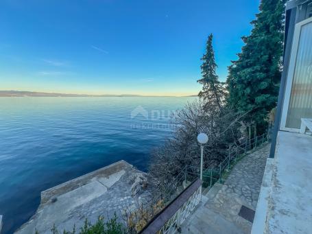 OPATIJA, CENTER - fantastic apartment for renovation, first row to the sea