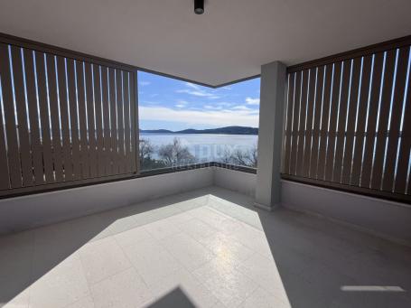 ŠIBENIK, VODICE - Zweistöckiges Penthouse, erste Reihe zum Meer