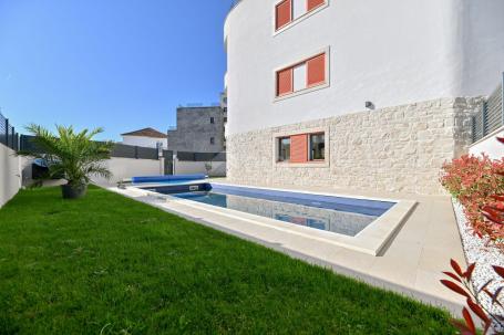 ZADAR, SUKOŠAN - Luxurious apartment in a new building with a pool, 1st row from the sea