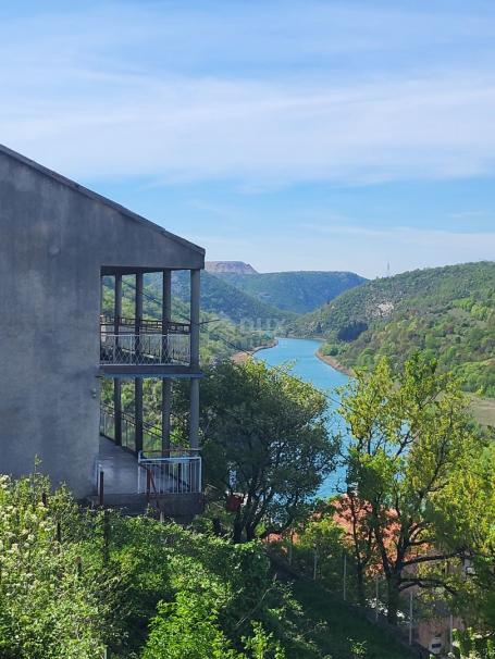 OBROVAC – Ein geräumiges Haus mit Blick auf den Fluss Zrmanja: eine ideale Investitionsmöglichkeit