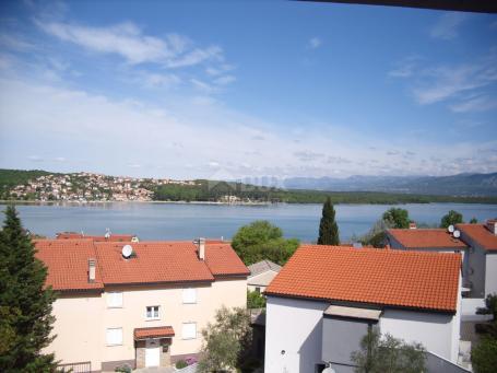 INSEL KRK, SOLINE BAY – Zweistöckiges 2-Schlafzimmer + Badezimmer mit Meerblick