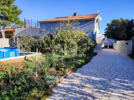 ISTRIA, KAVRAN - Spacious house with 3 apartments and a garage in a quiet area