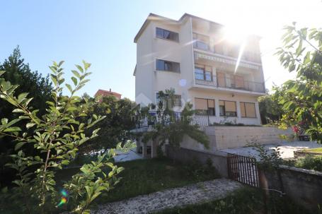 VIŠKOVO, MARINIĆI – Apartment im zweiten Stock mit Meerblick