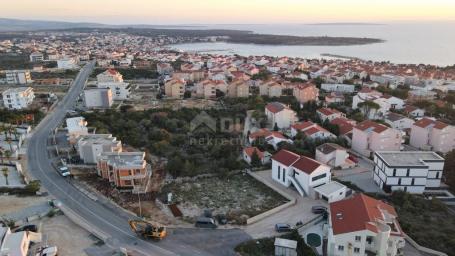 OTOK PAG, NOVALJA - kućica u nizu s bazenom. PRILIKA!