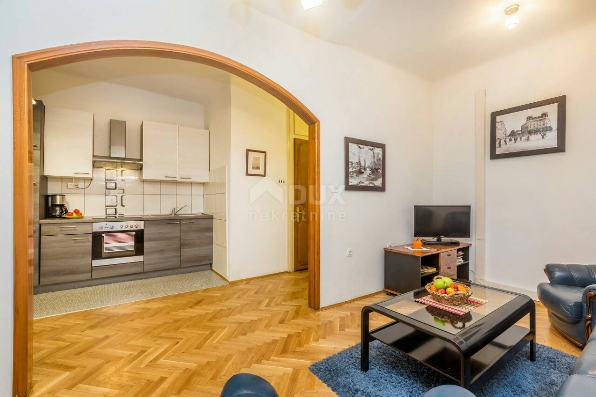 RIJEKA, CENTAR - apartman 2S+DB, 1. kat, balkon, KORZO