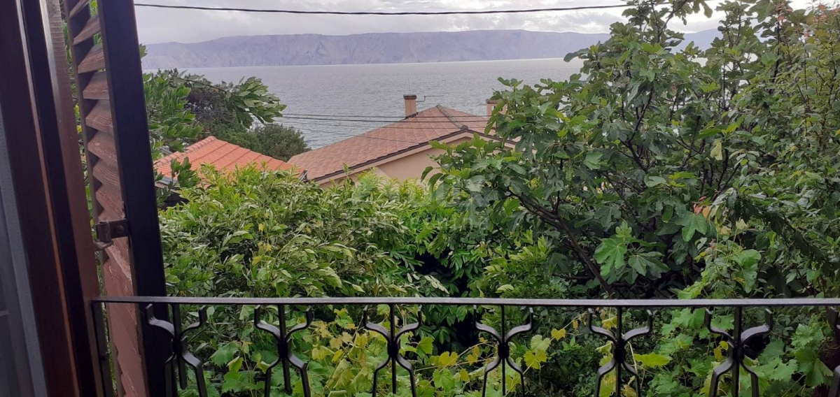 SMOKVICA - house with 4 apartments, second row to the sea (50m), double garage