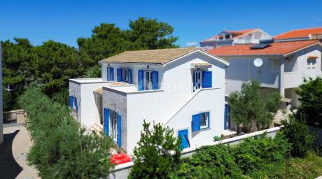 PAG, POVLJANA - Quality house with two apartments 50 meters from the beach