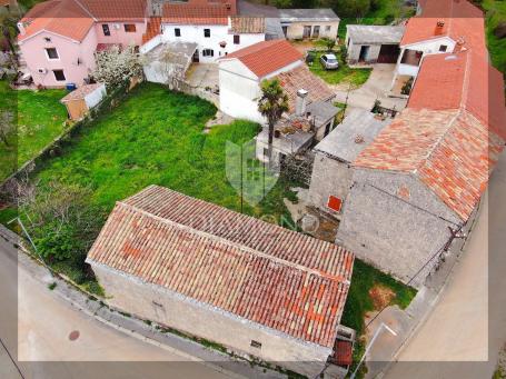 Žminj, kamena kuća za renovaciju sa velikom okućnicom 