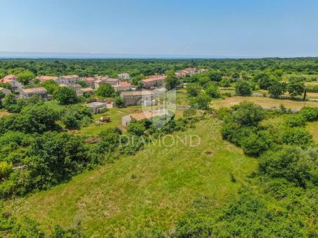 Svetvinčenat, surroundings, land in a quiet place