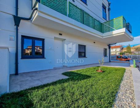 Opportunity! Novigrad, modern apartment on the ground floor 500 m from the sea!