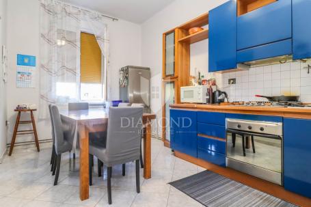 Pula, spacious apartment near the sea