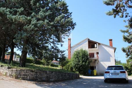 Pazin, Haus mit großem Garten in ruhiger Lage.