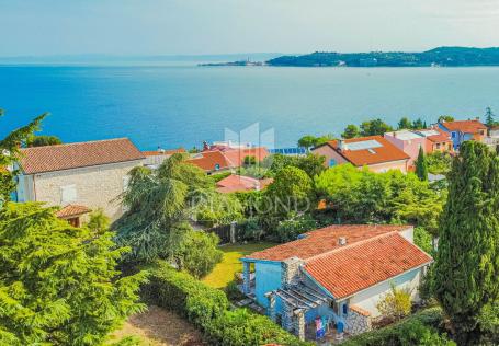 Crveni vrh, a house with a project only 250 m from the sea!